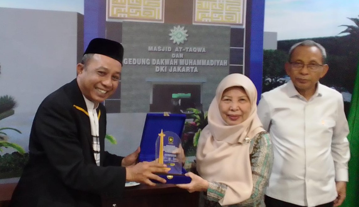 Sekretaris DPW Partai Ummat DKI JAKARTA Ayang Adriansyah menyerahkan plakat kepada Pimpinan Aisyiyah PWM DKI JAKARTA Hj. Elo