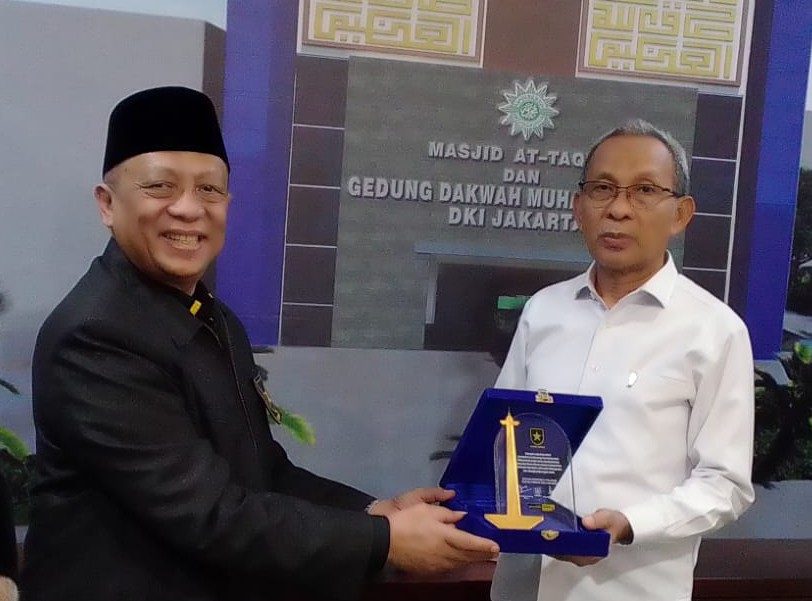 Ketua DPW Partai Ummat DKI JAKARTA KH. Buya Fikri Bareno SE., M. Ag. menyerahkan plakat kepada Ketua PWM DKI JAKARTA H. Abubakar